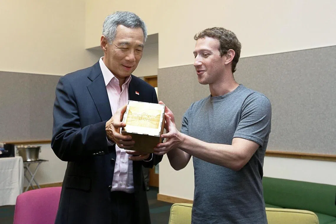 李显龙总理曾编写过数独游戏破解程式，他的编程能力深受脸书创办人扎克伯格（Mark Zuckerberg）的高度肯定。总理2016年到美国旧金山访问脸书总部时同扎克伯格会面，并从后者手中接过一份状似木制方块的独特见面礼。扎克伯格说：“为了肯定（李总理）的技术能力，我们把这件在面簿设计的艺术品送给李总理，上头刻有李总理编写的电脑程式。”（取自李显龙总理脸书）