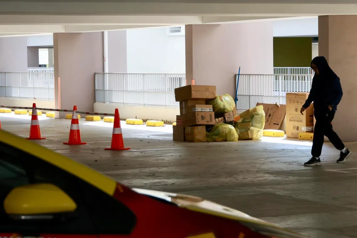 全岛有89座指定组屋多层停车场的停车位可供配送公司租用，以装卸、分拣和派送包裹，但不能隔夜存放包裹、设备或其他物品。（陈斌勤摄）