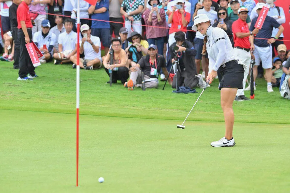 澳洲选手汉娜推出最后一杆，高尔夫球直接滚入球洞。（唐家鸿摄）