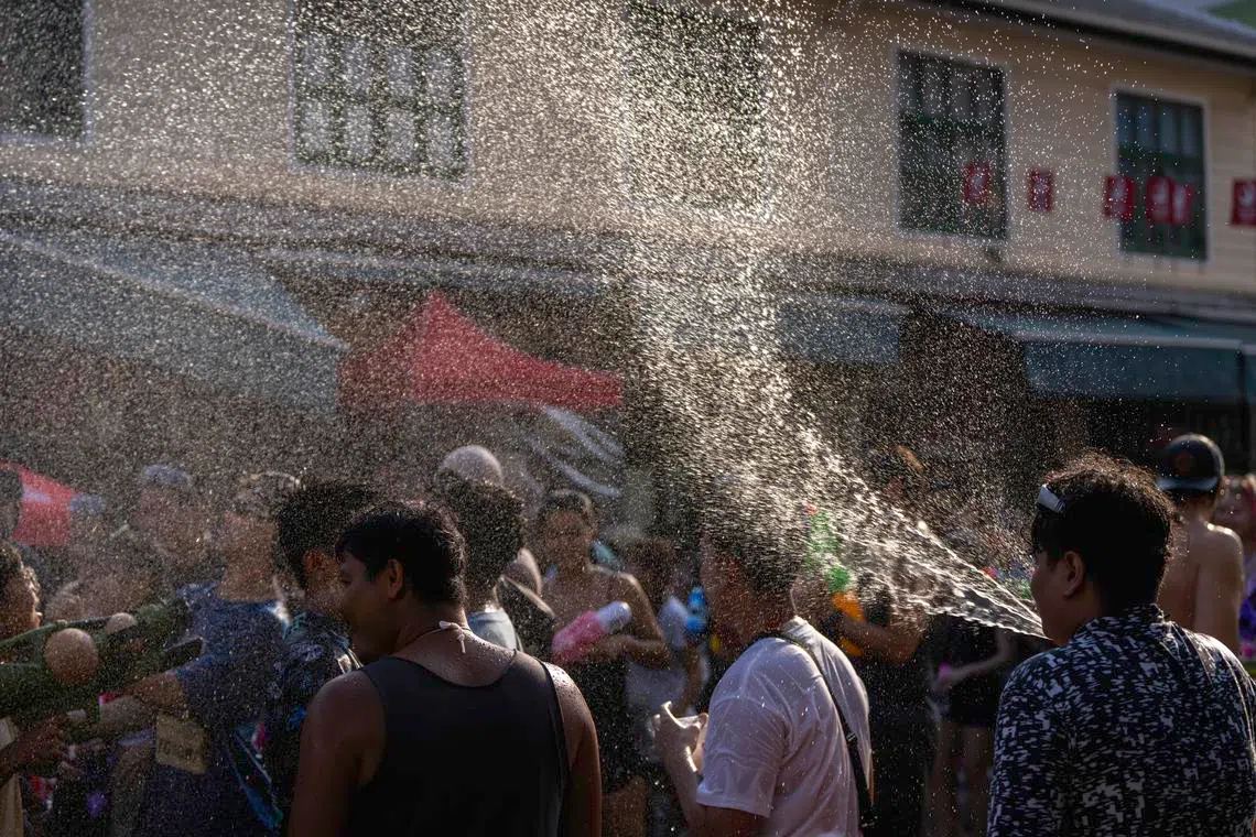 水枪一口喷出漫天小花。（蔡光发摄）