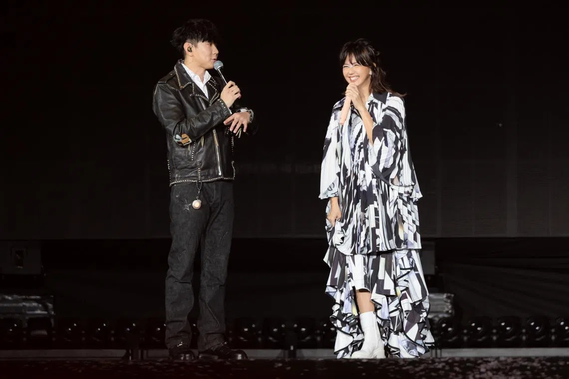 去年4月，林俊杰（左）在孙燕姿举办新加坡演唱会的时候，特地从澳大利亚飞回国为她站台。（Make Music）