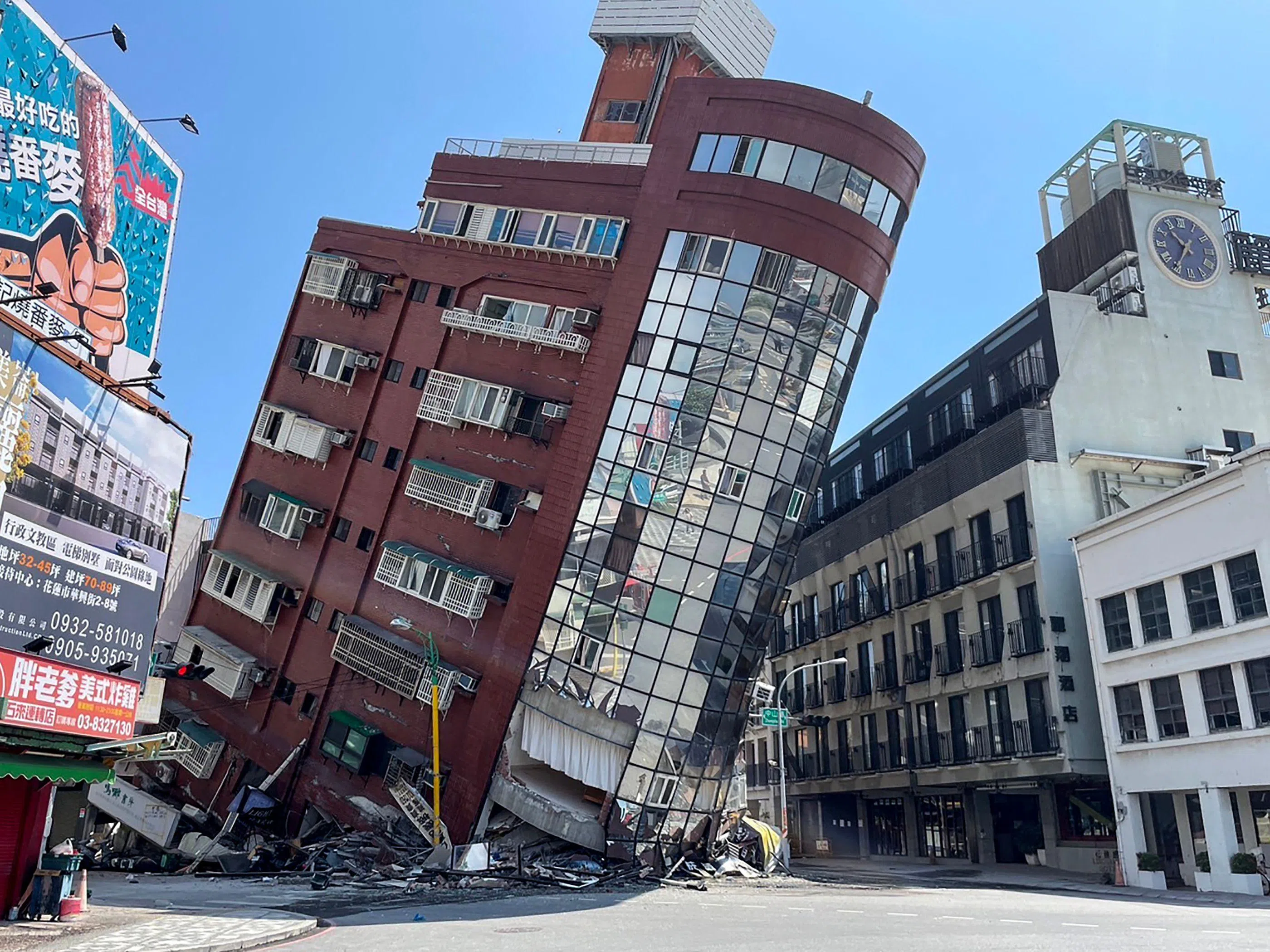 台湾花莲发生大地震后，当地一座坍塌的建筑。（法新社）