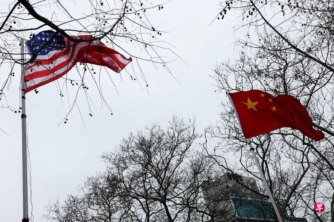 针对美国联邦最高法院裁决总统动用紧急权利对进口商品加征关税属违宪，中国商务部发言人说，正在对相关内容和影响进行全面评估，并呼吁美国取消对贸易伙伴加征的单边关税。图为美国和中国国旗，2月17日摄于纽约。 （路透社）