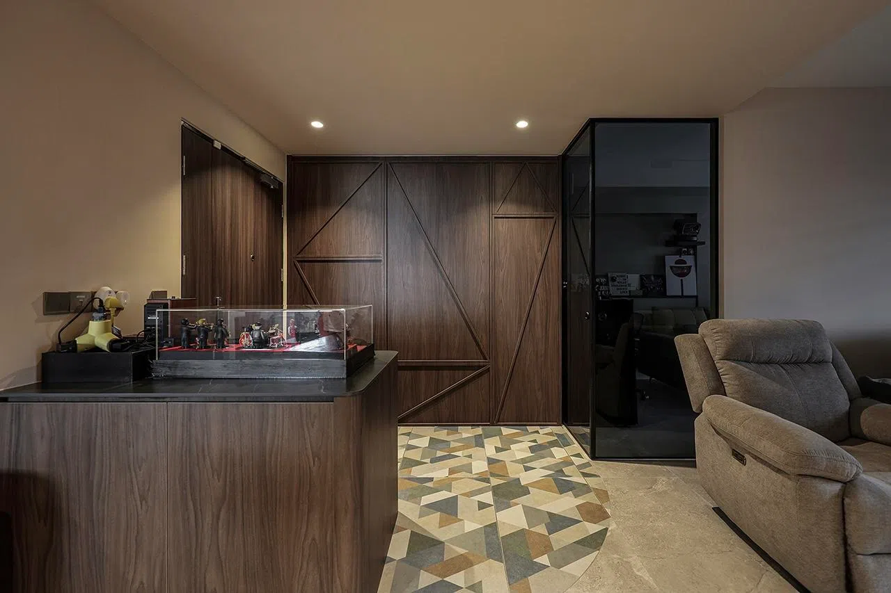 防空壕装饰门的三角形设计，跟地砖三角形设计相映成趣。（Noble Interior Design提供）