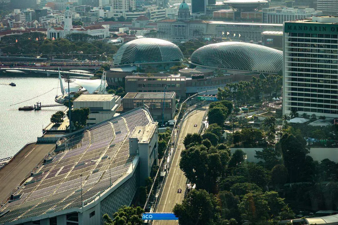 滨海湾浮动舞台（图左侧）因为正在进行卫国广场的改造工程，因此该区看台不开放。（关俊威摄）