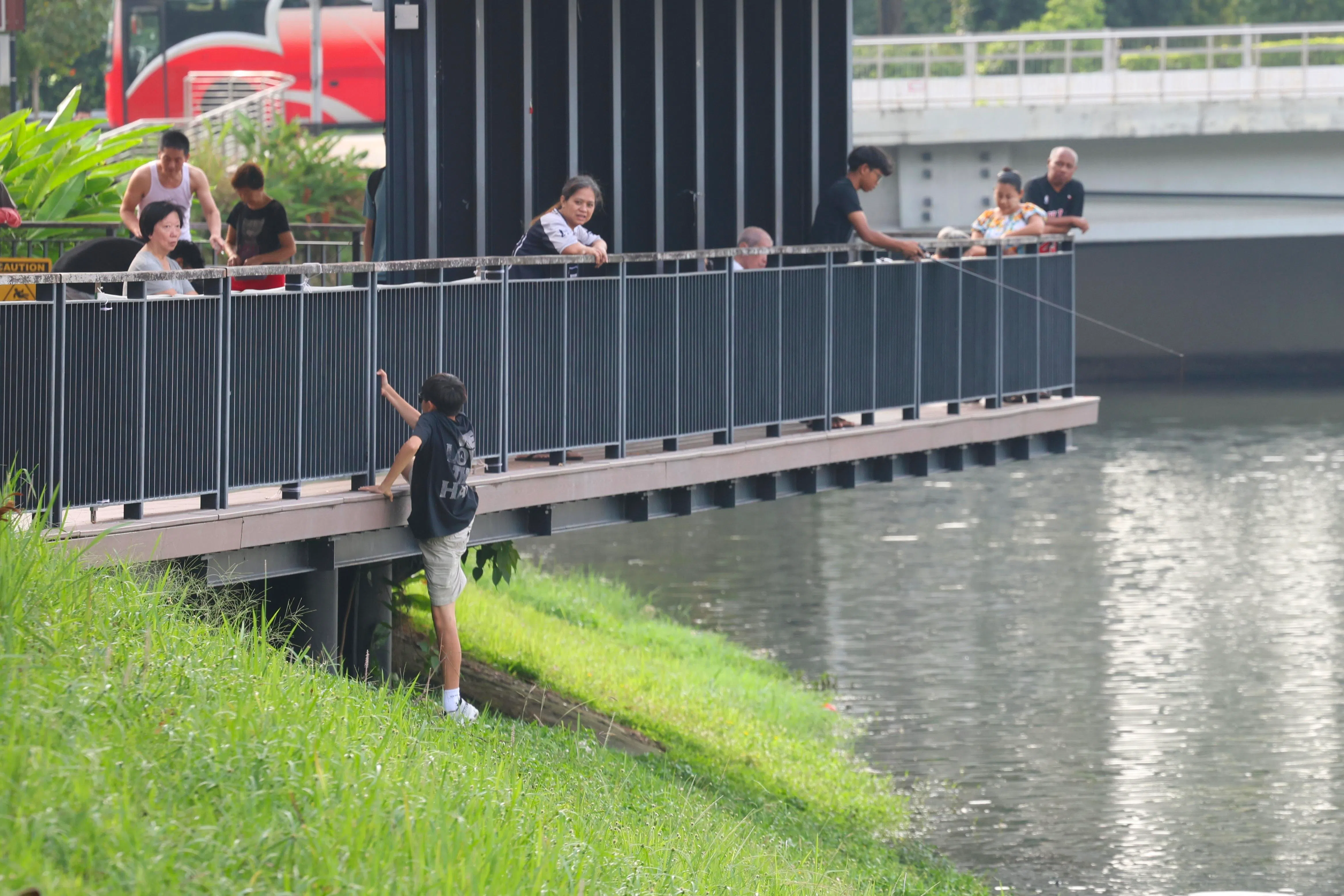 据了解，不少人经常在出事地点附近跨过围栏钓鱼。（郑一鸣摄）