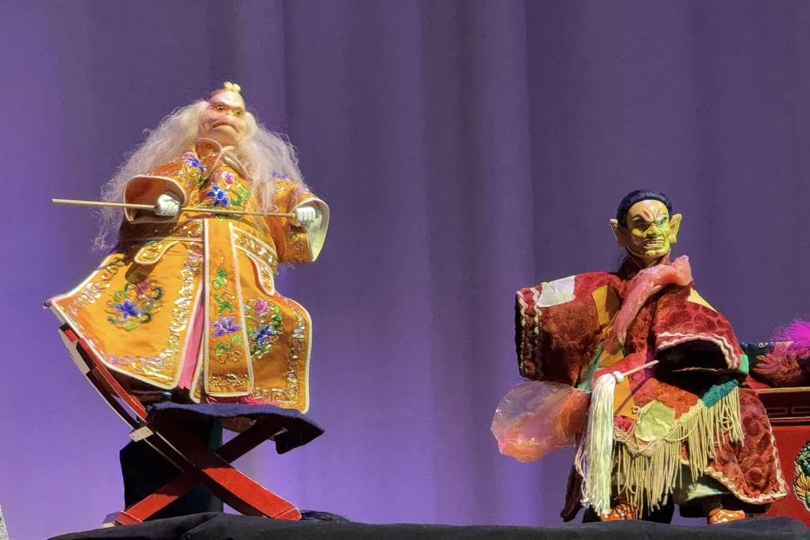 槟城偶剧团“破浪布袋戏”（Ombak Potehi）在2024年无线空间演出的《大圣闹龙宫》，既有现代环保课题与经典名著的融汇，也反映一群传统布袋戏爱好者，如何用业余时间保育这门闽南传统，并为其注入南洋风情。（猴纸剧坊提供）