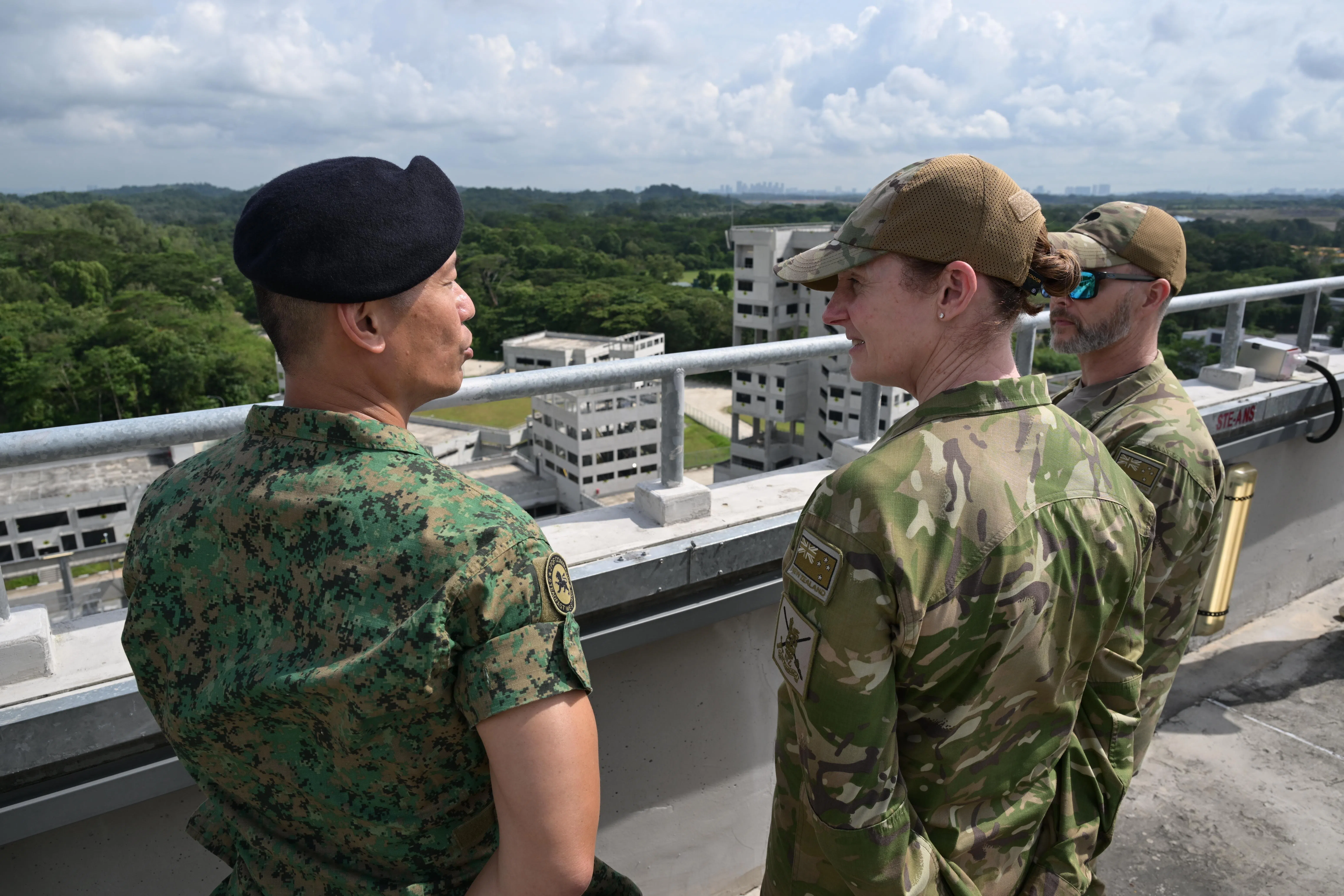 新西兰陆军总长罗斯·金少将（中）走访新加坡武装部队军训城（SAFTI City），了解我国军队如何整合先进模拟技术和科技，打造出真实且高效的都市训练设施。（国防部提供）