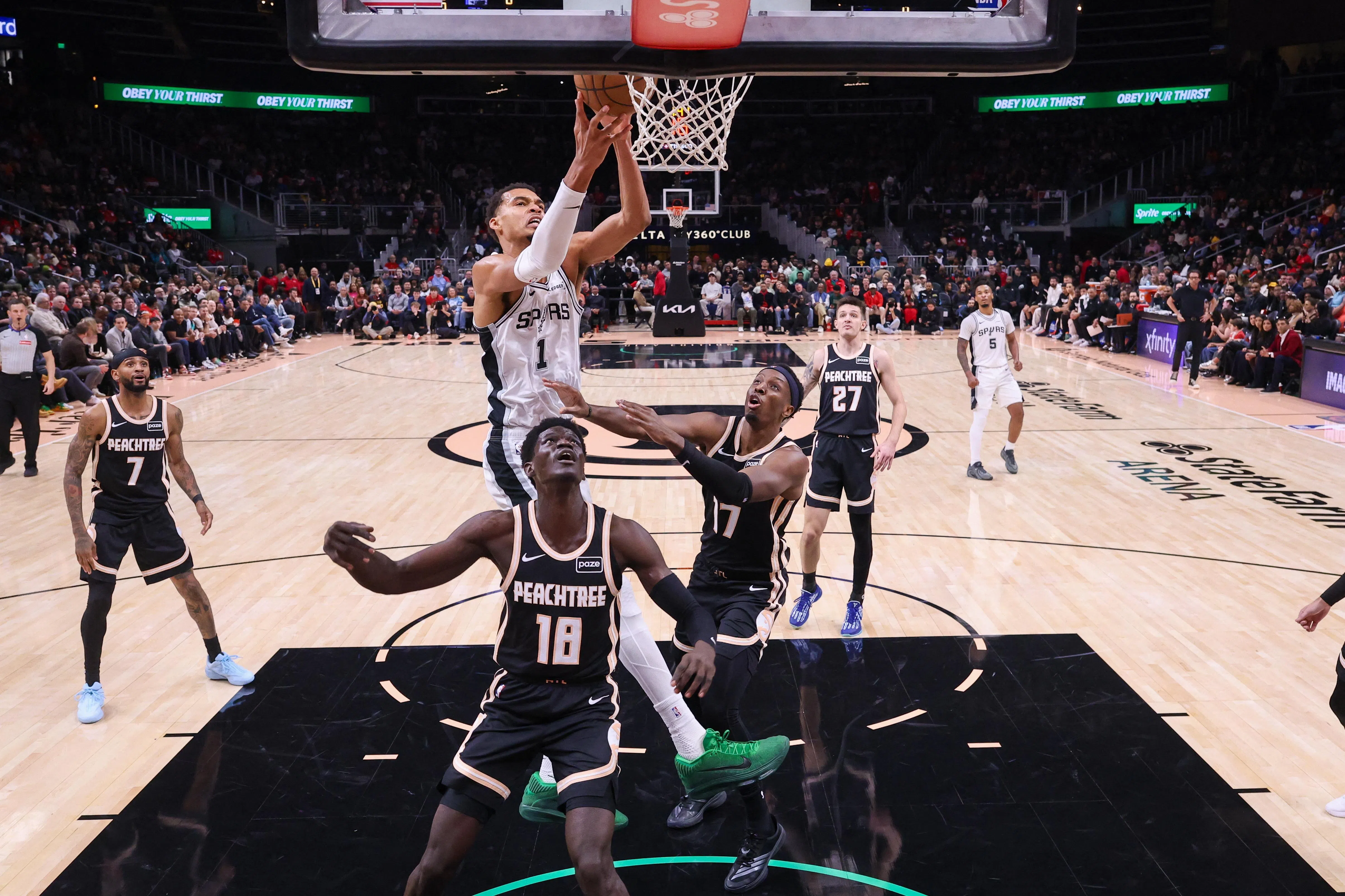 法国球星文班亚马（持球者）替补出场，在21分钟内就为马刺得到26分。（路透社）