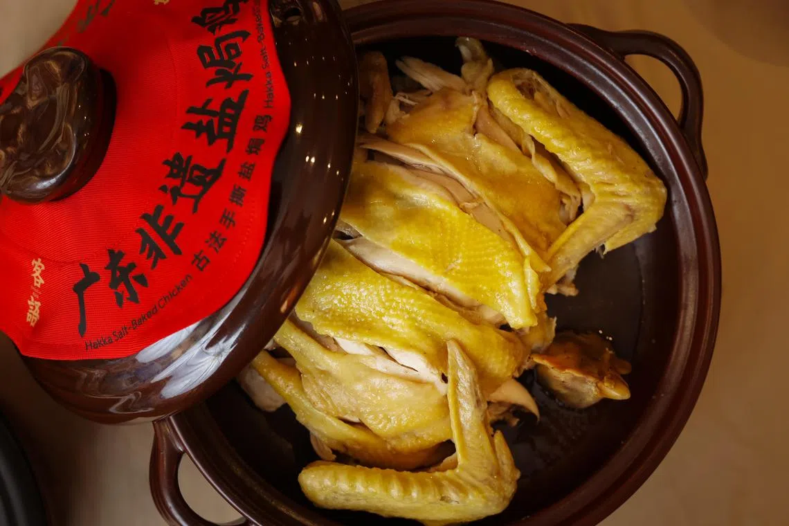 “客语”古法手撕盐焗鸡皮嫩肉滑，满口鲜香。（龙国雄摄）