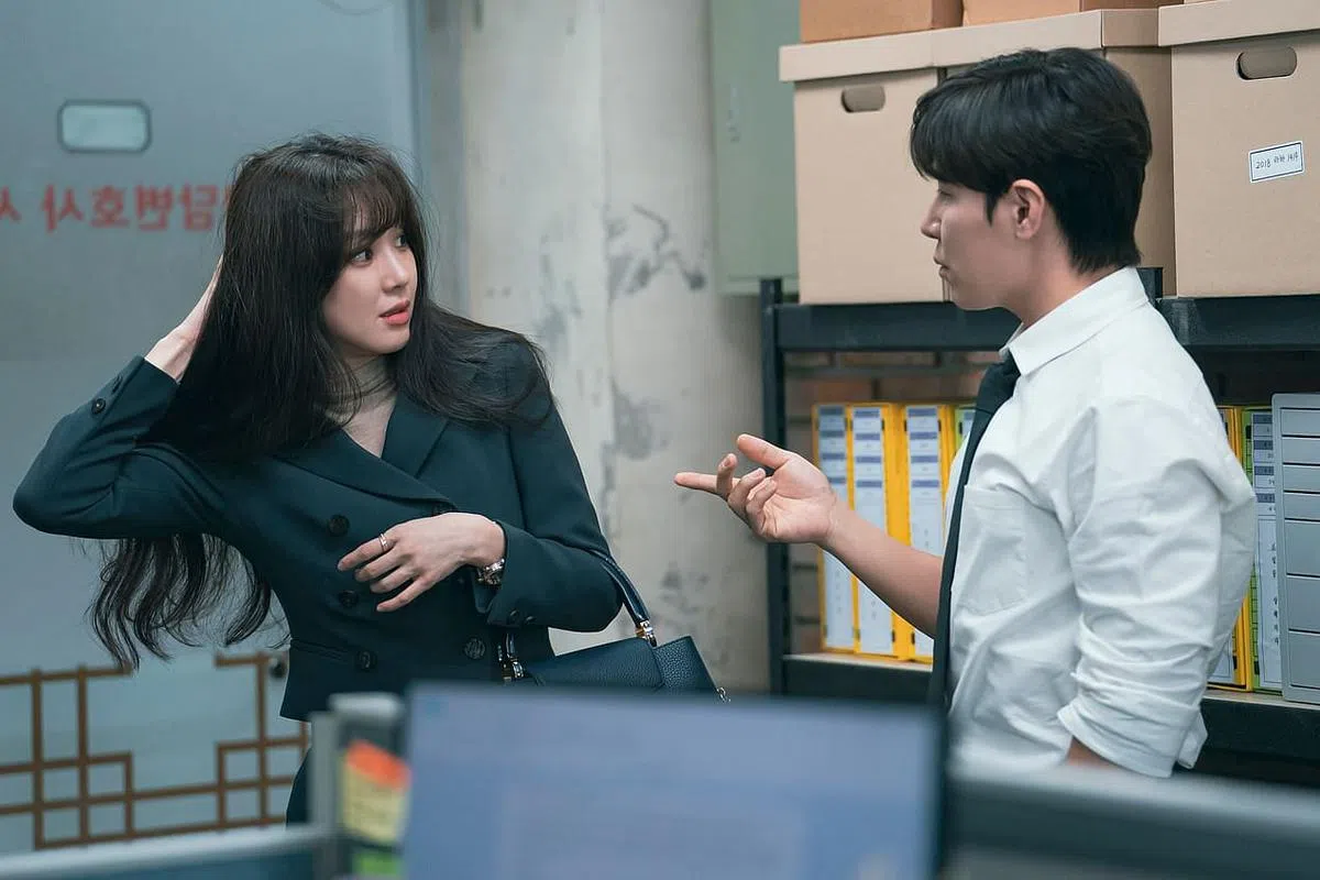 郑丽媛（左）和李奎炯在《争锋相辩》从冤家变最佳拍档。（Disney+提供）