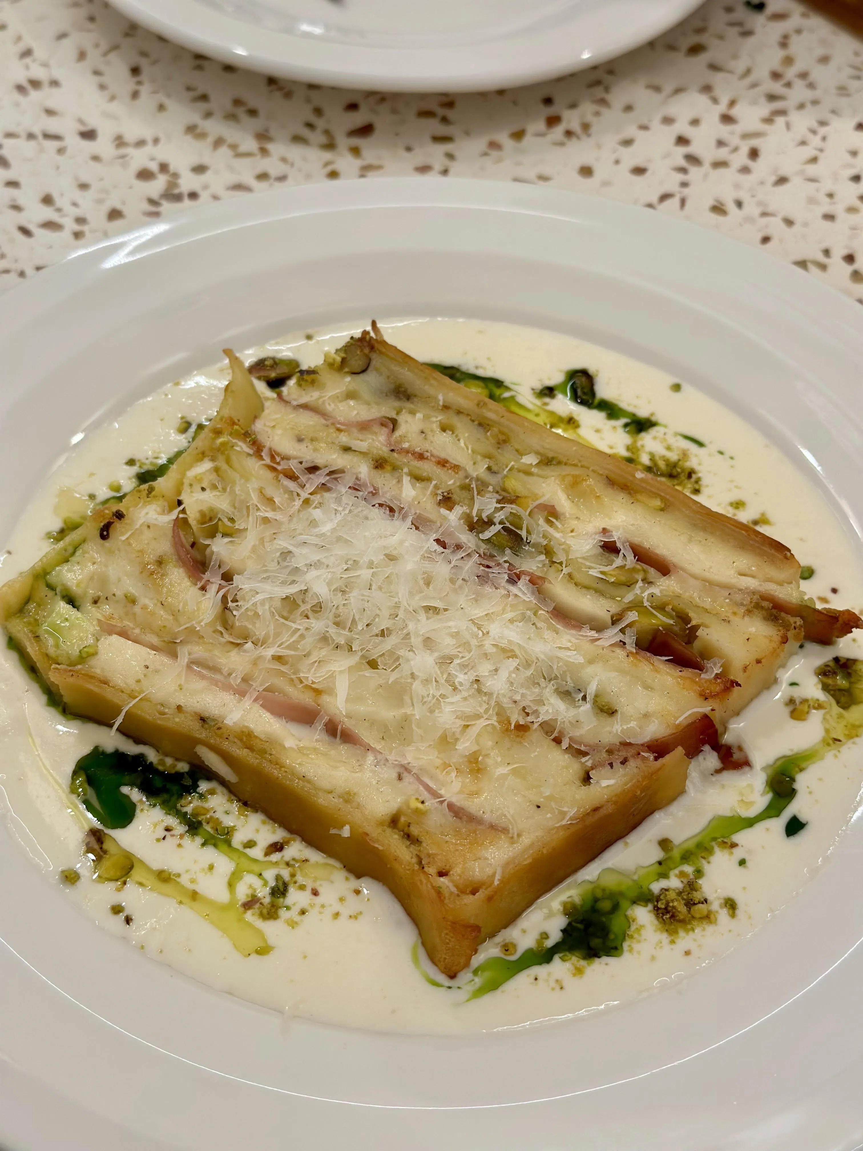 “1000” layers lasagna融合意式奶酪和西西里开心果香蒜酱，风味浓郁。（叶晓虹摄）