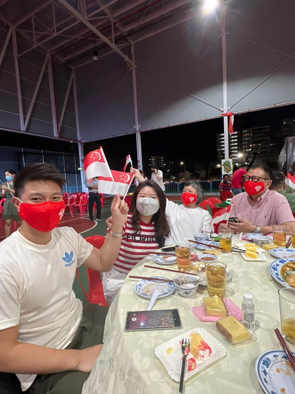 2022年，许绍雄（右一）与家人一同出席义顺南的国庆晚宴活动。（受访者林美华提供）