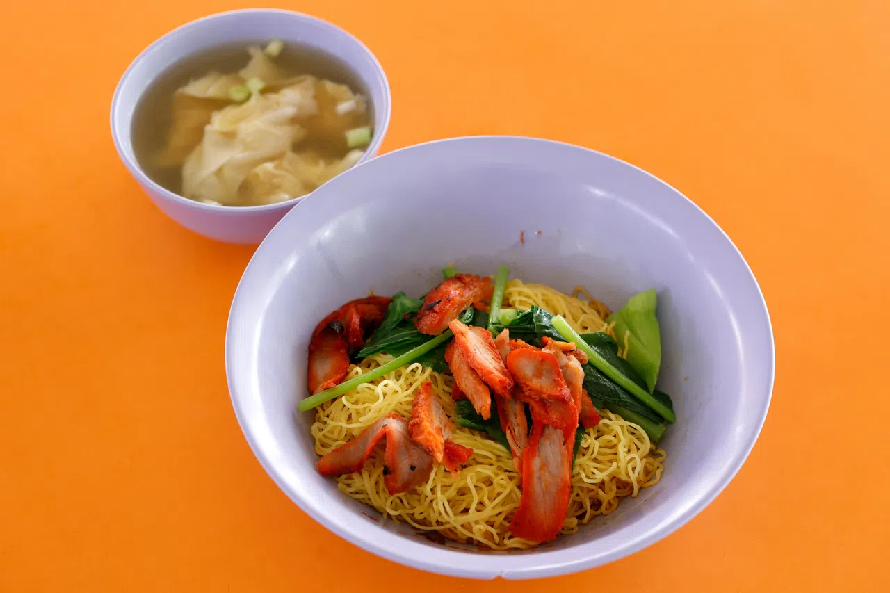 云吞面的面条爽滑有弹性，搭配自制云吞、叉烧片和青菜，简单又满足。（特约李姿仪摄）