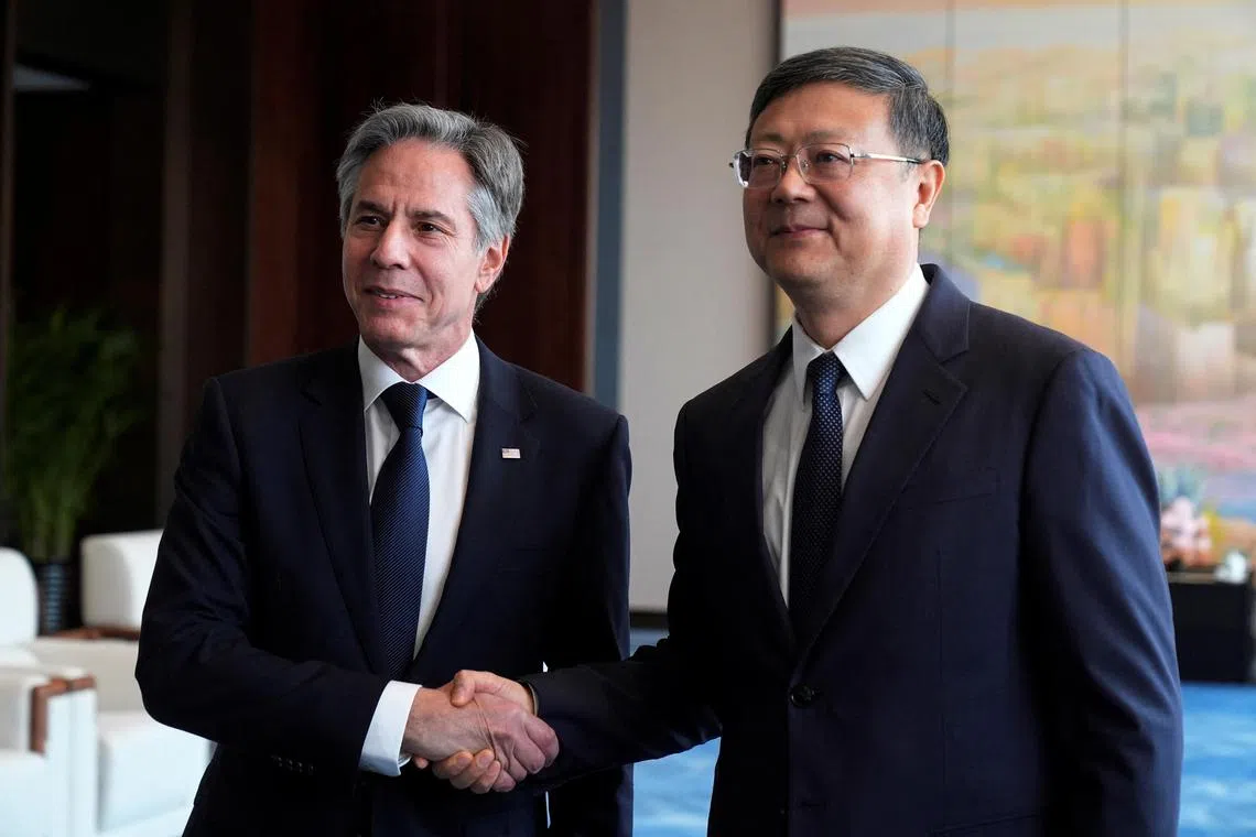 美国国务卿布林肯（左）星期四（4月25日）在上海会见中共政治局委员、上海市委书记陈吉宁。（路透社）
