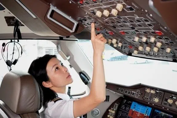 中国首位C919女机长完成首飞