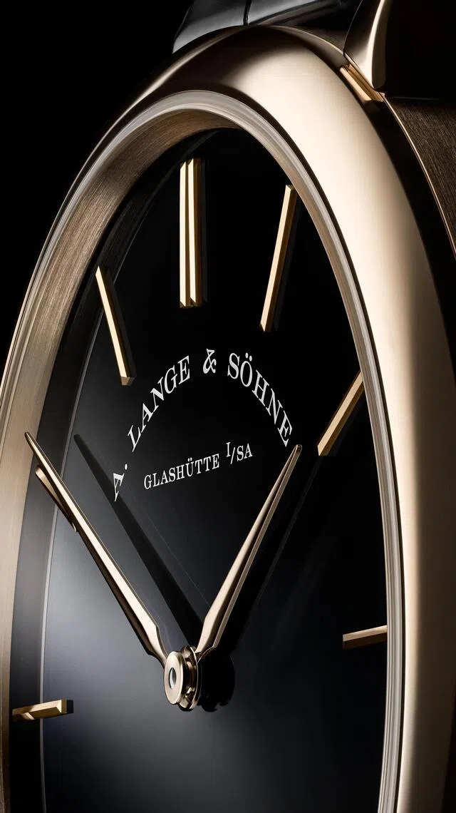 全新SAXONIA纤薄以亮黑缟玛瑙为表盘材质，搭配蜂蜜金表壳时，展现出缟玛瑙的深邃与蜂蜜金独有的温暖色调。（朗格提供）