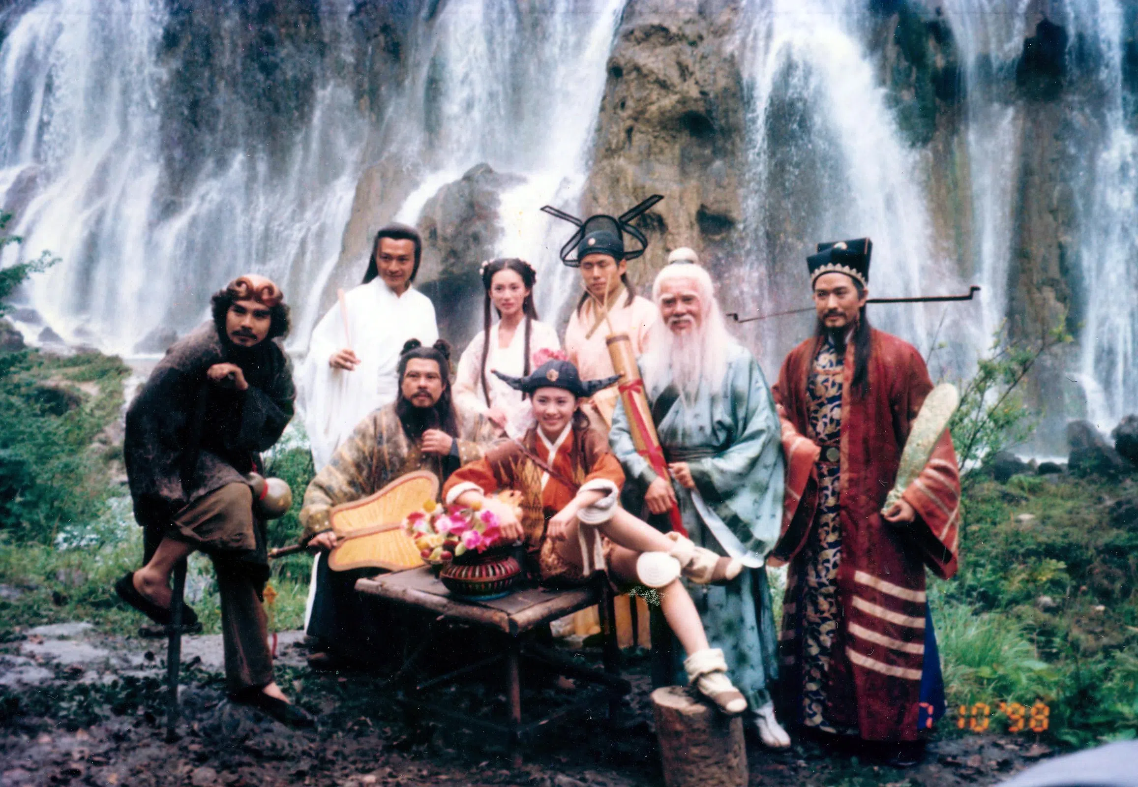 凌霄（右二）在《东游记》中扮演张果老。（档案照）