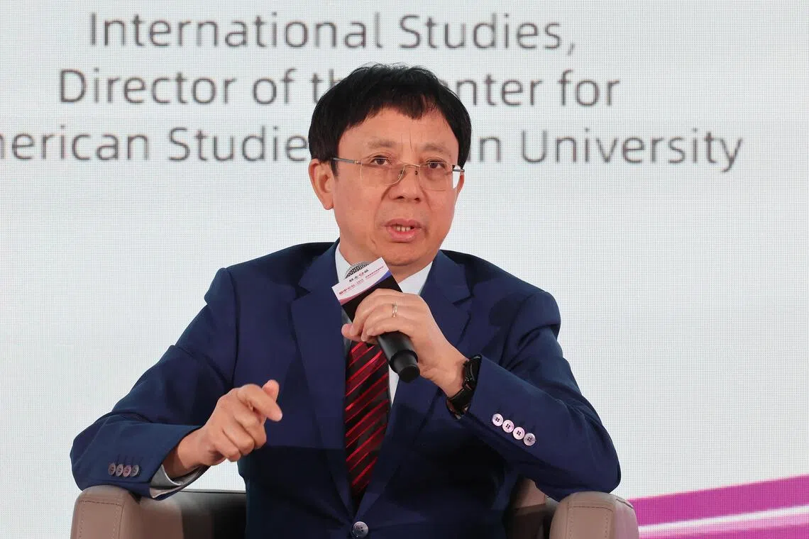 复旦大学国际问题研究院院长兼美国研究中心主任吴心伯教授星期五（10月10日）在新中论坛2025上研判，这次的世界秩序变迁不大可能通过大国战争或霸权国家瓦解来实现。（唐家鸿摄）