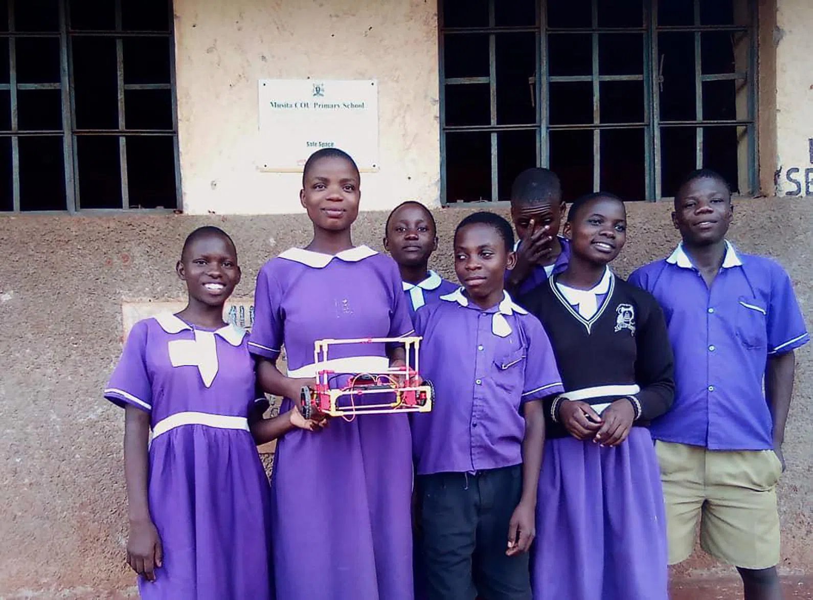 乌干达的学生手持Stick‘Em套件合影。（档案照片）