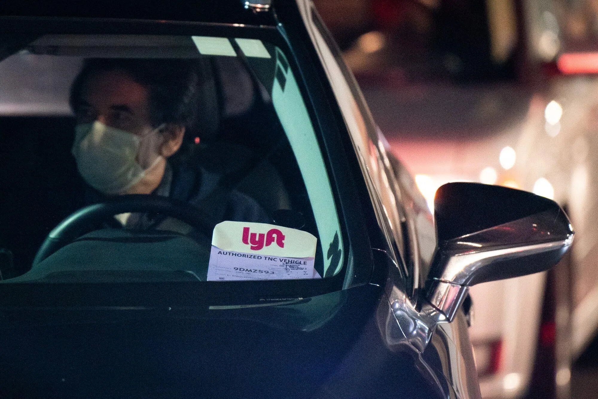 自2019年公开募股以来，Lyft Inc都是在不断用现金来吸引司机，以便与规模更大的竞争对手优步（Uber）竞争。（彭博社）