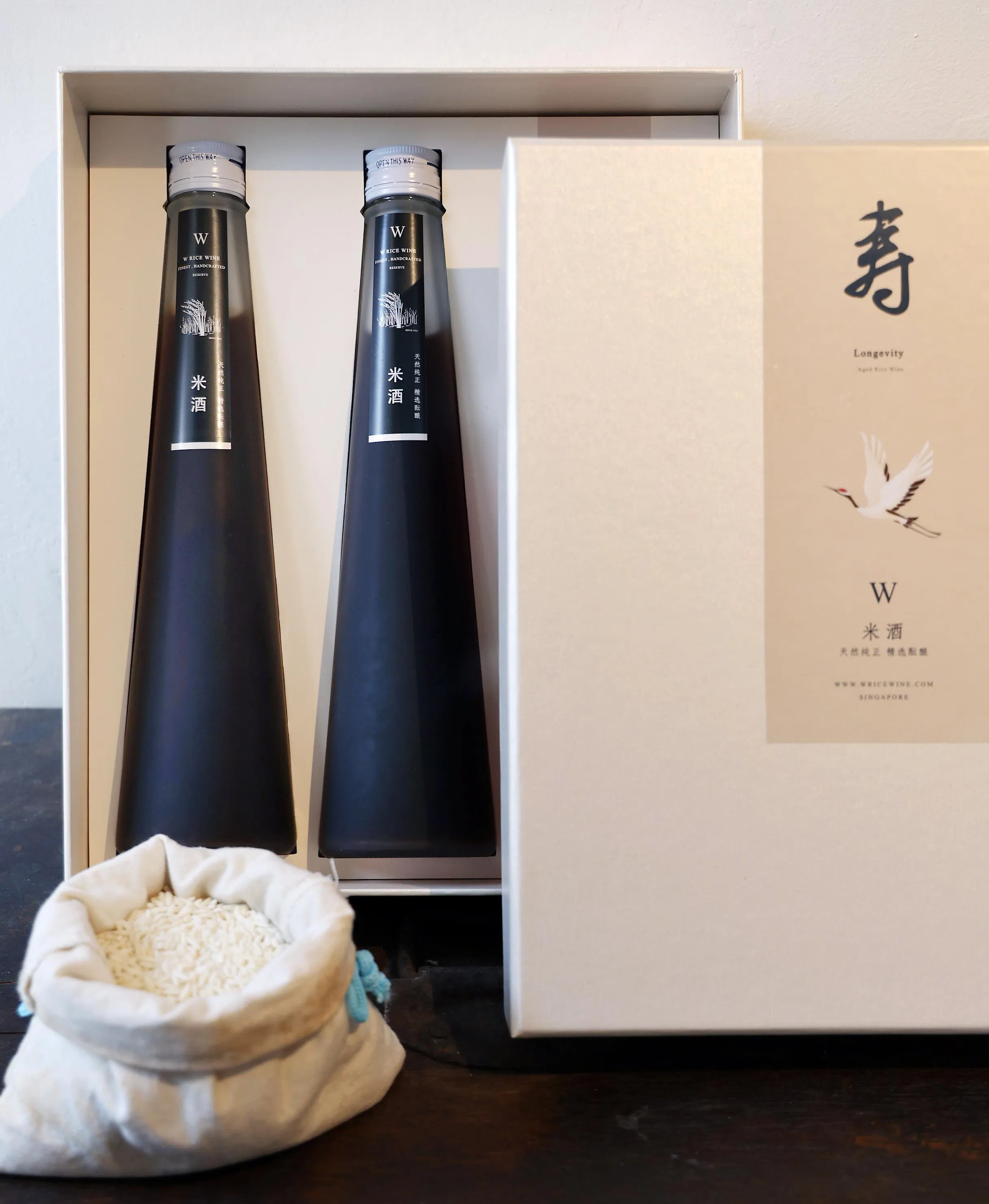 本地米酒品牌W Rice Wine获得文物局的机构转型津贴资助后，开发新产品，即酿成后存放一年，口感更香醇的米酒，准备今年8月正式推出。（萧紫薇摄）