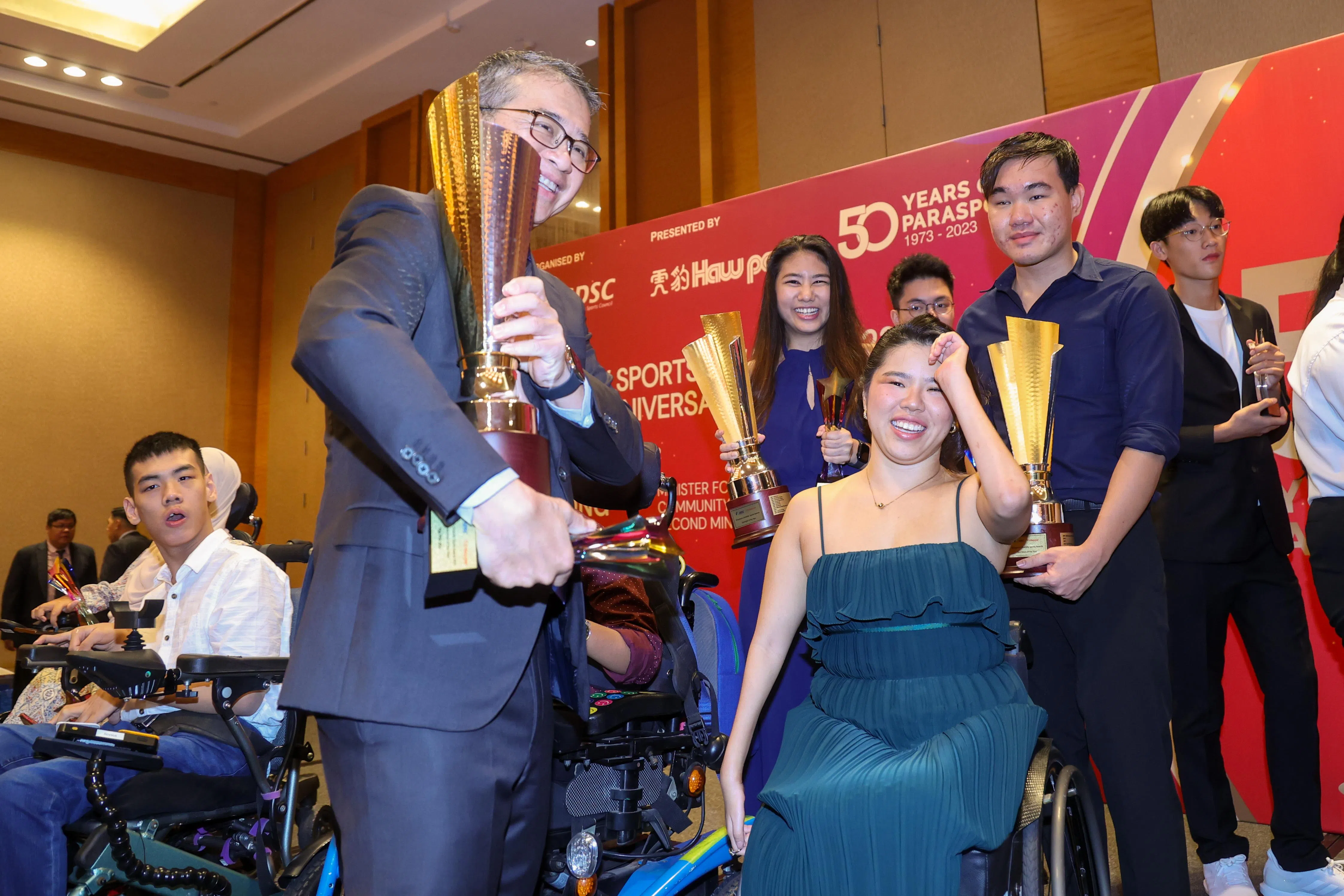 文化、社区及青年部长兼律政部第二部长唐振辉（前排左）在台上和得奖者互动。前排右为叶品秀，在她身后的是赢得最佳男女青年运动员奖的黄智伟（右）和横山直美（左）。（关俊威摄）