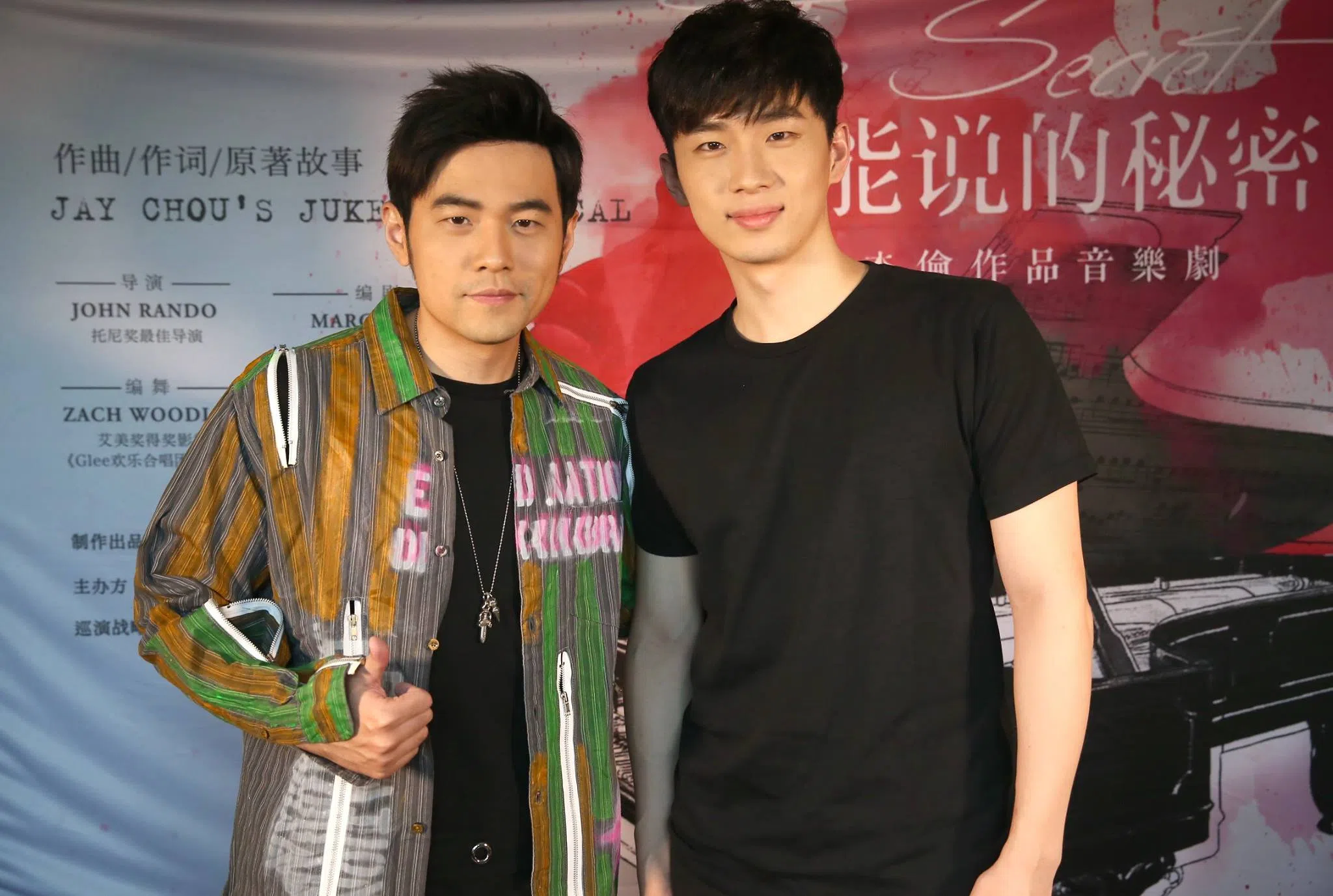 曹杨（右）在音乐剧《不能说的秘密》中担纲男主角时被发现，隔年签至杰威尔音乐。（取自杰威尔音乐脸书）