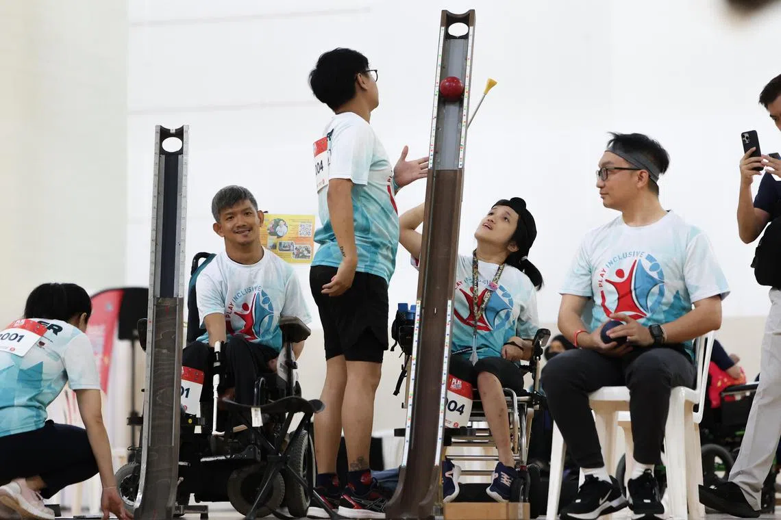 公众与残障人士组队同场竞技，参与硬地滚球（Boccia）比赛。（关俊威摄）