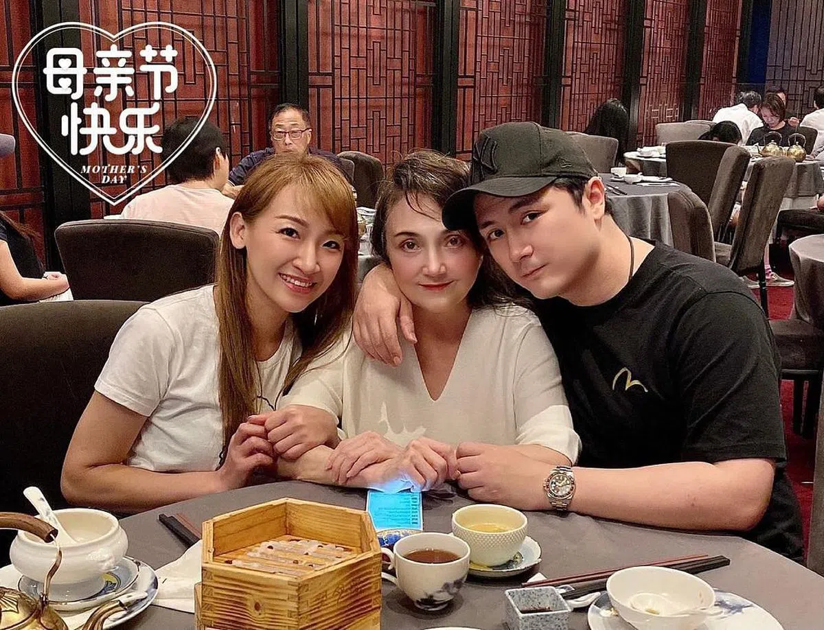 李泳豪去年5月与女友Agnes一起为施明庆祝母亲节。（取自艺人Instagram）