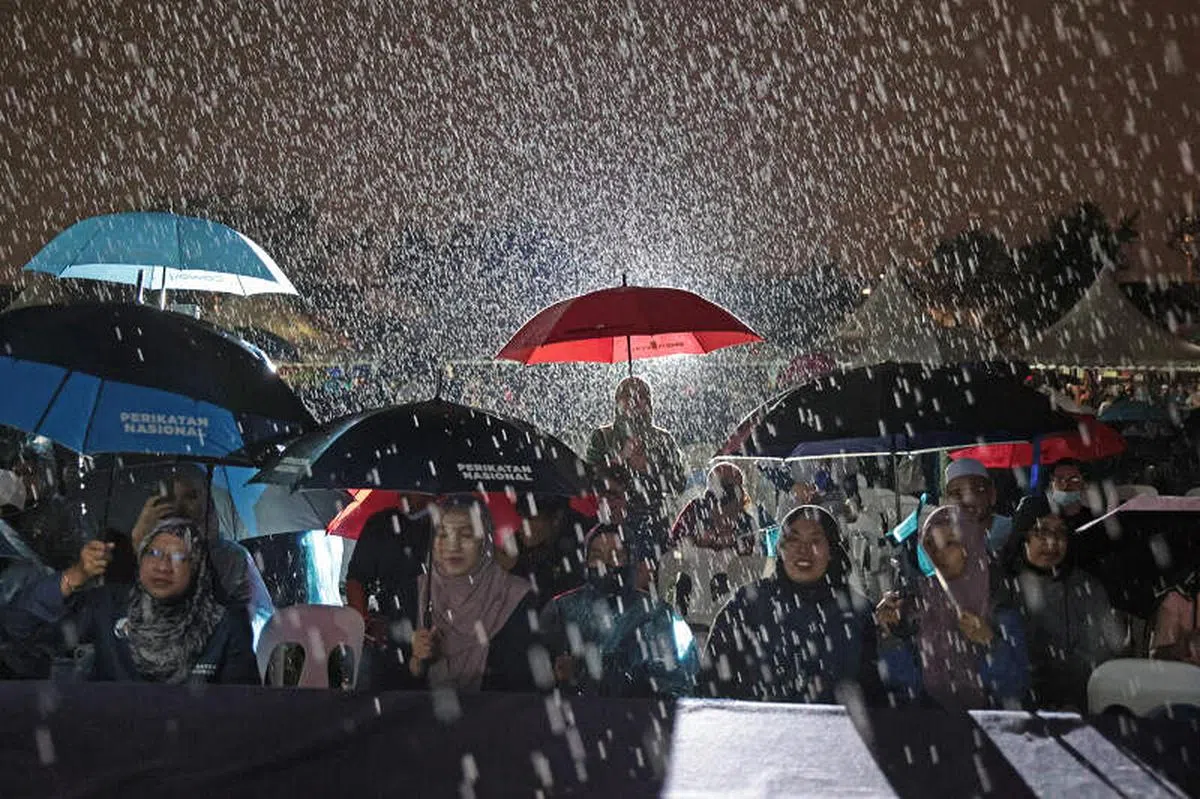  国民联盟领袖星期一（11月14日）在吉隆坡格拉末花园的大草场举办了大型集会。虽然下起倾盆大雨，现场还是吸引了数百名支持者冒雨出席，热情不减。（谢智扬摄）