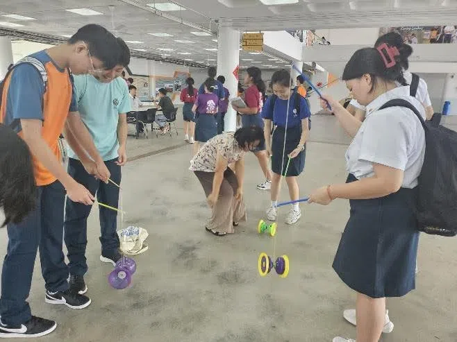 学生学扯铃虽有难度，但大家不放弃继续挑战。（安德逊实龙岗初院提供）