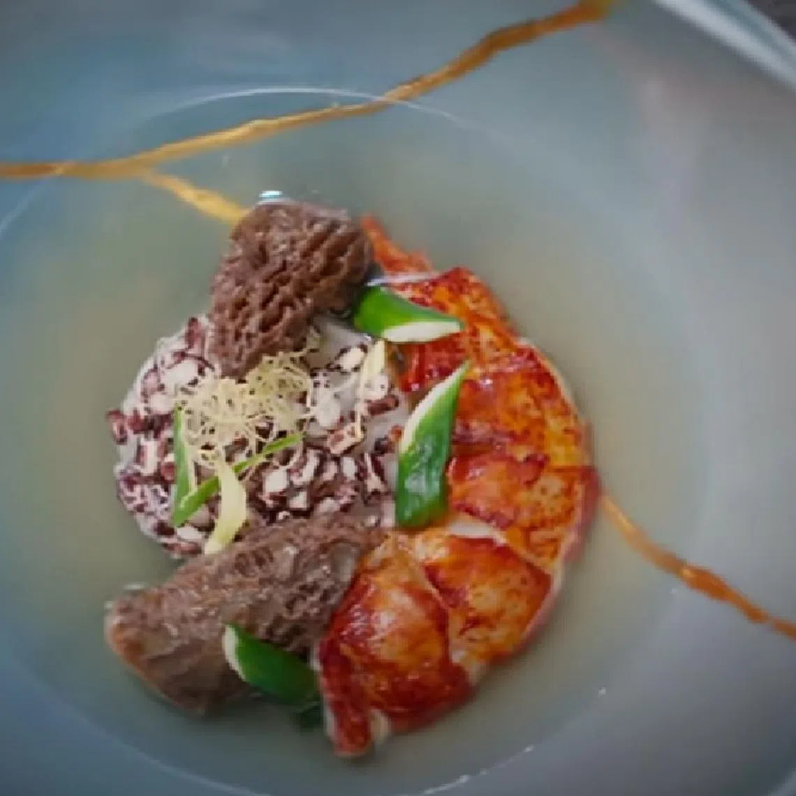 叶健楷以客家酿豆腐为灵感，创作出融合传统与创新的客家龙虾泡饭。（视频截图）