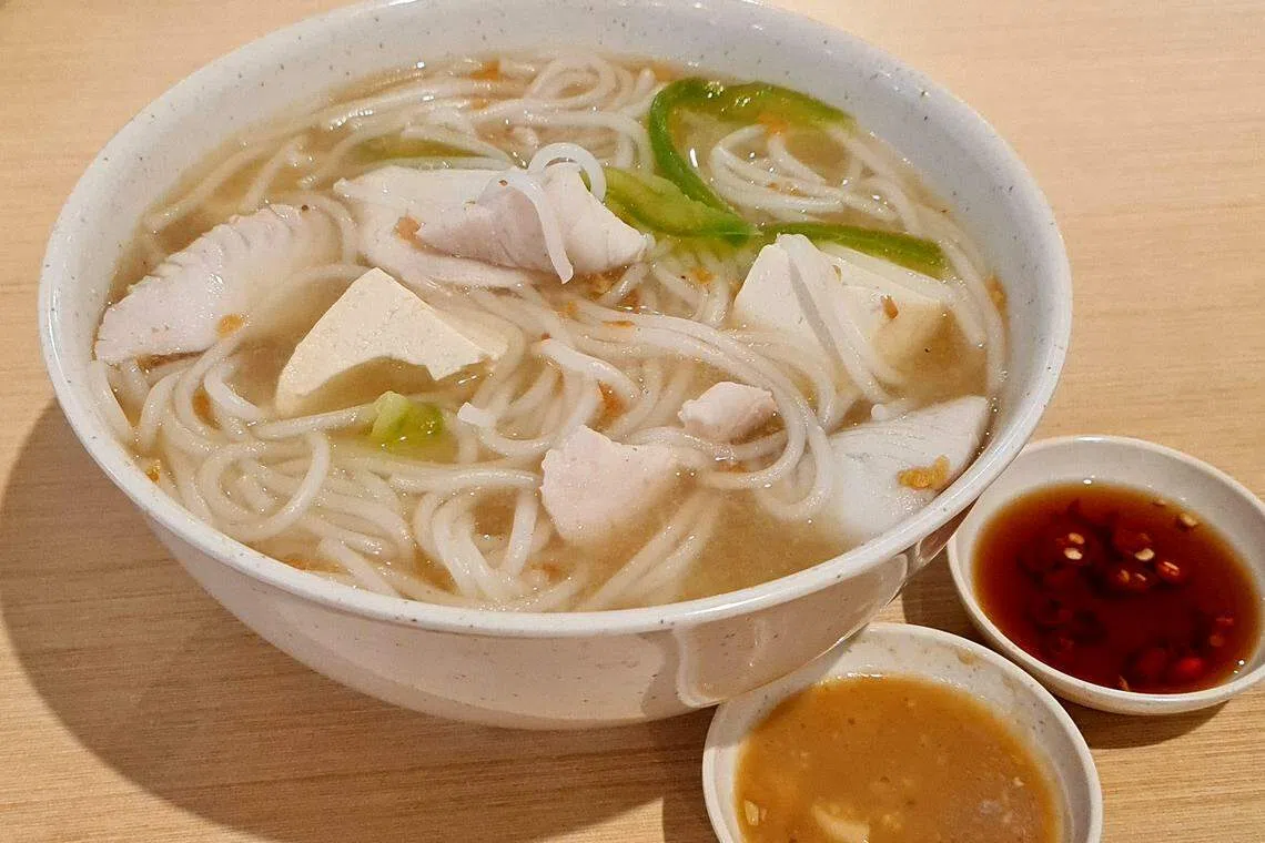 潮州巴当鱼片米粉搭配摊主自制豆酱和辣椒，最能凸显鱼肉的自然鲜甜。（叶晓虹摄）