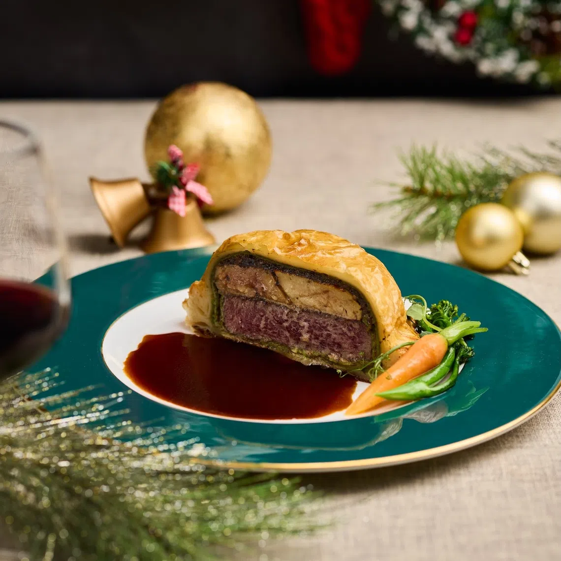 Tablescape的牛肉威灵顿包裹蘑菇酱与鹅肝。（餐馆提供）