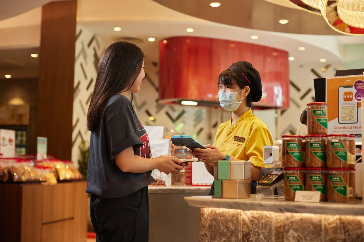 经过培训后，一线员工也成为“数码大使”，积极引导顾客体验或使用数码工具下单、付款。（图／资讯通信媒体发展局提供）