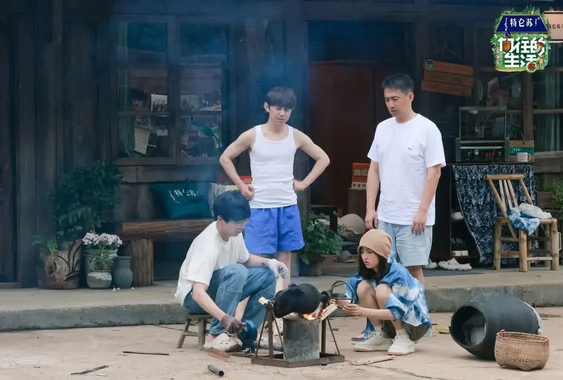 彭昱畅（前排左起顺时针）、何炅、黄磊和张子枫在《向往的生活—戏如人生》重聚。（互联网）