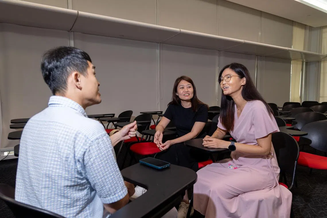 活动结束后，陈慧琳（右）与林春莲（中）接受《联合早报》记者采访。（吴先邦摄）