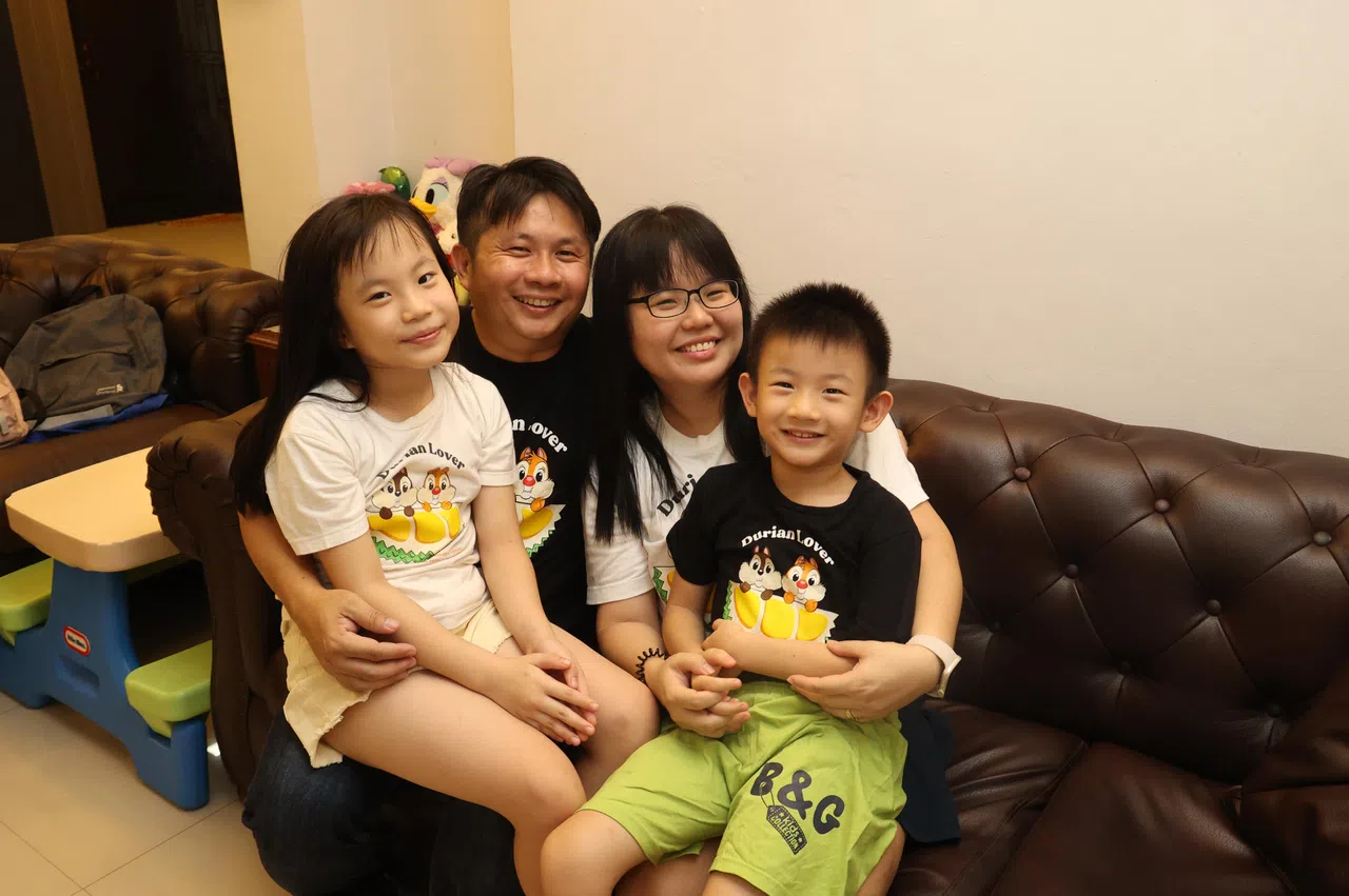 俞书信（左二）和戴景婷（左三）认为孩子学做家务的过程，有助培养孩子的责任感、毅力和自信心。（唐家鸿摄）