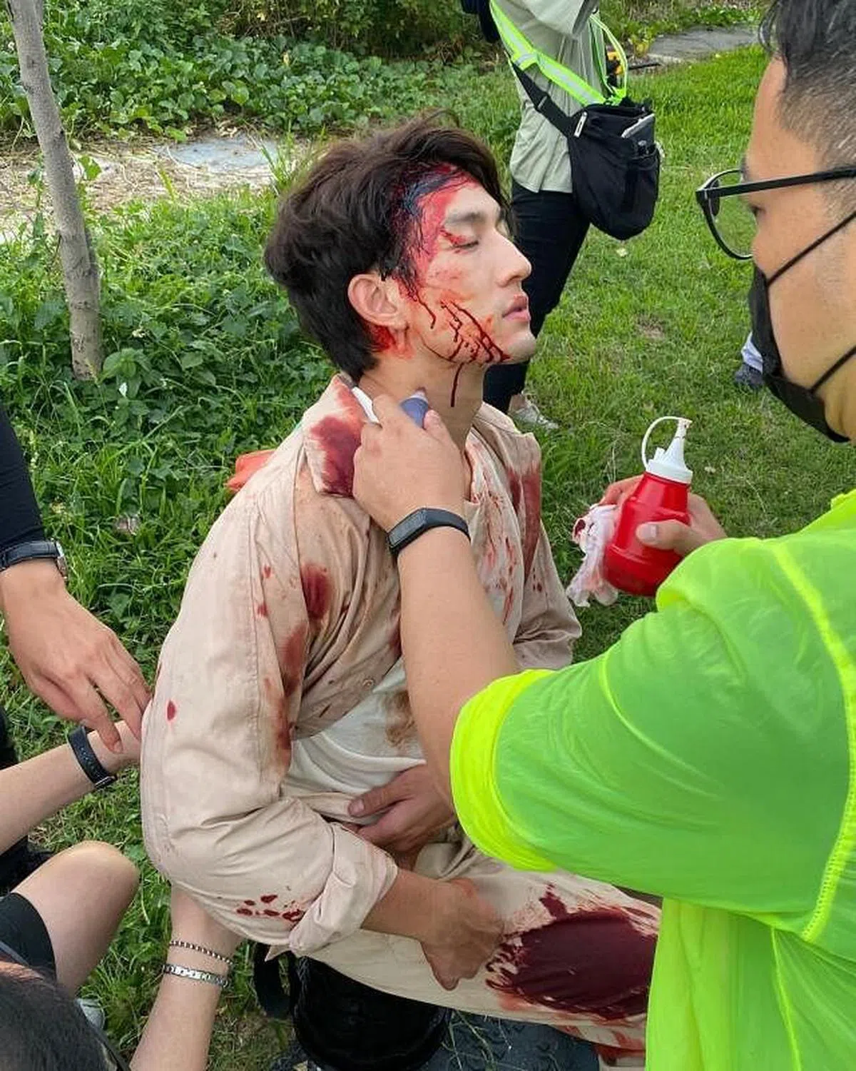 孙政在社媒分享《寄生》的血淋淋造型照，留言说：感激《寄生》团队，“顾允聪”戏外的结局挺好的！（取自艺人IG）