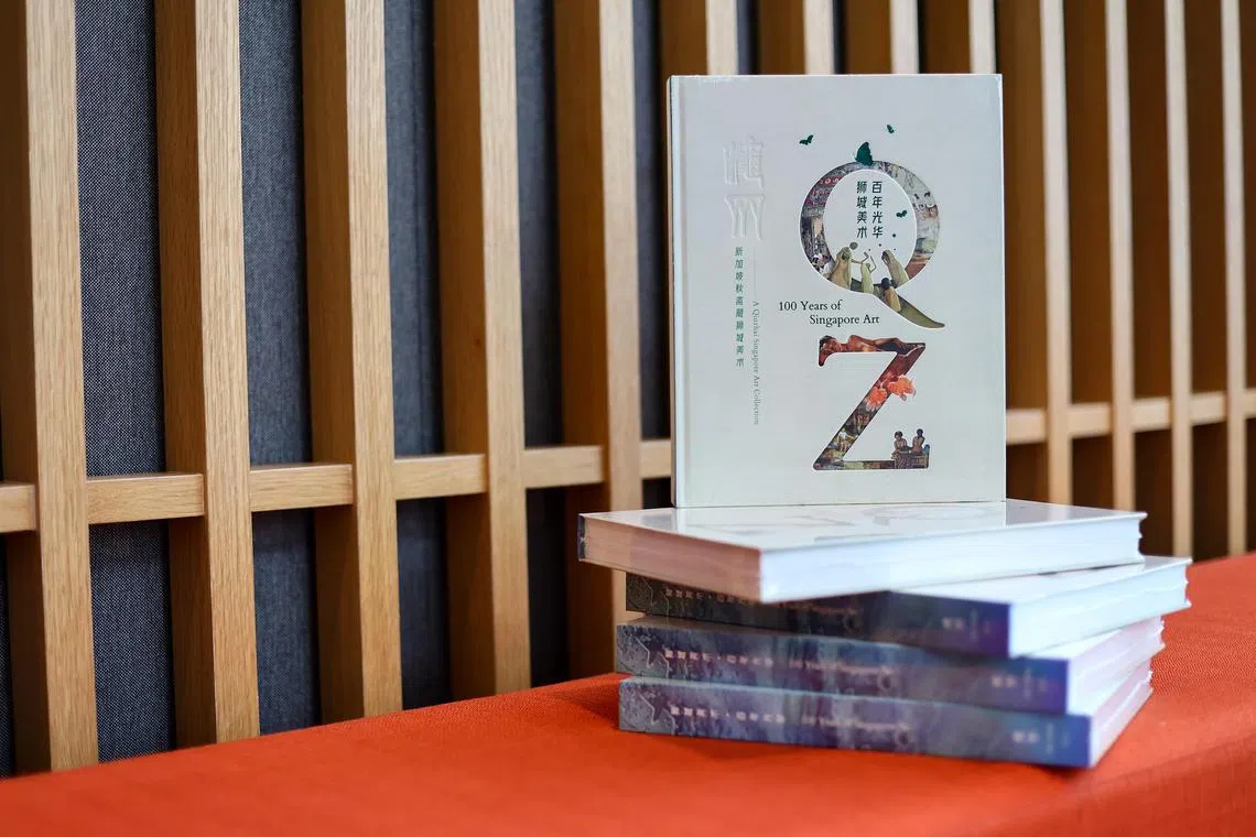 《狮城美术•百年光华——新加坡秋斋藏狮城美术》画册，由新加坡秋斋藏画出版。（陈渊庄摄）