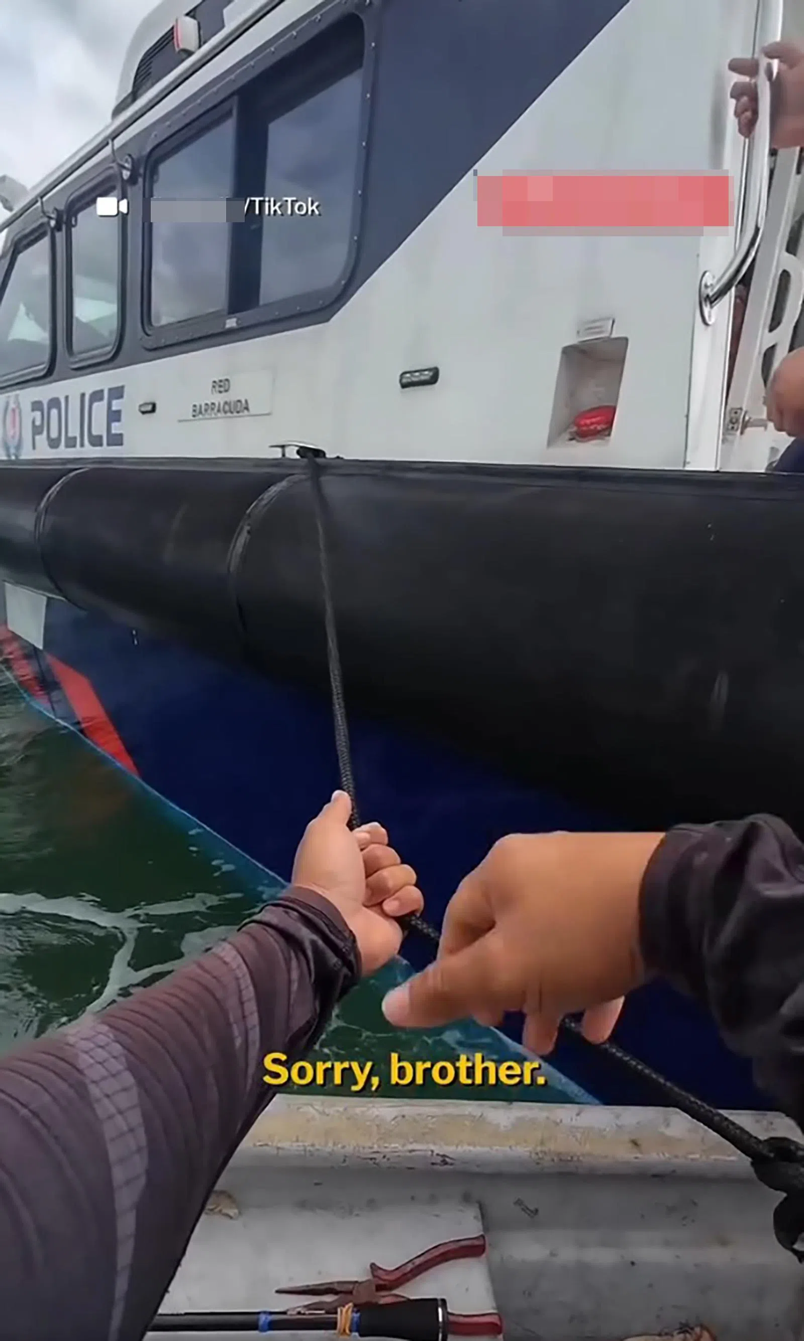 钓鱼小船事后慢慢靠近海岸卫队。（视频截图）