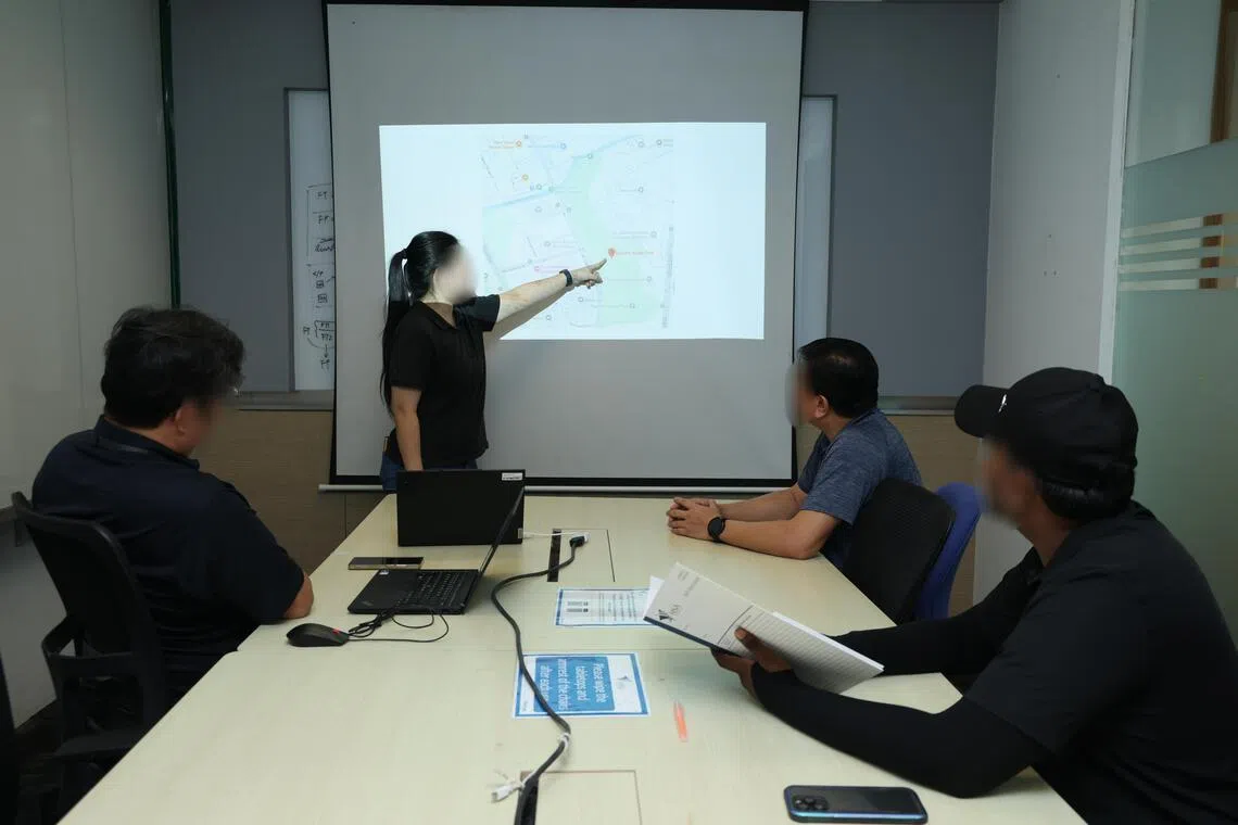 卫生科学局执法人员出队执行任务前，先聚集讨论，锁定执法行动的热点区域。（梁麒麟摄）