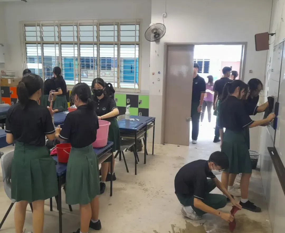 师生们在除夕前一起动手进行春节大扫除。（丰嘉中学提供）