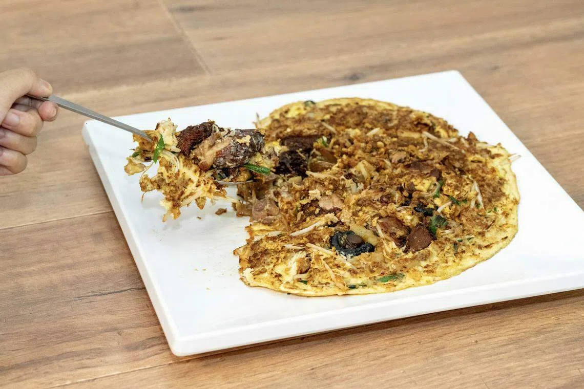 烧焦猪脚猪肠粉煎炒至表层起焦。（餐馆提供）