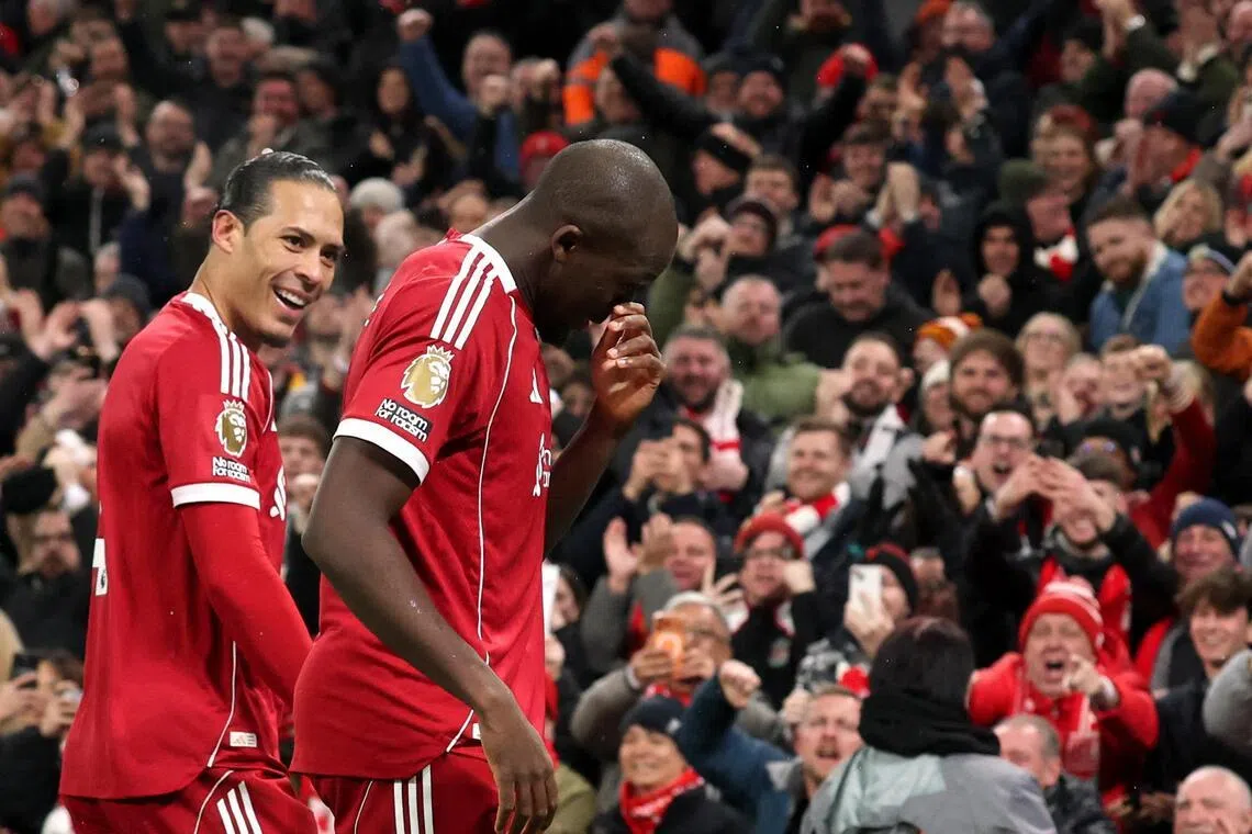 红军中卫科纳特（右）的父亲哈马德·科纳特日前去世，科纳特也返回法国处理丧事。此役提前归队还攻入一球，让他难掩热泪，队友范戴克（左）也在一旁安慰他。（路透社）