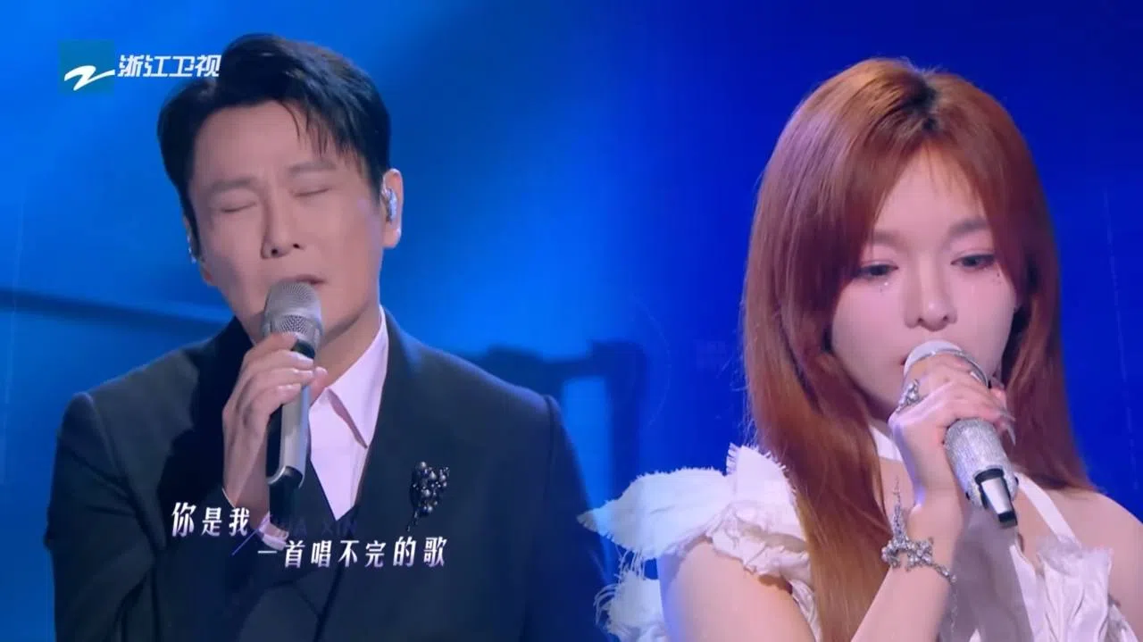 张信哲（左）和黄霄云合作的《画心》获得了推荐金曲的认可，但也有乐评人暗指黄霄云炫技。（节目视频截图）