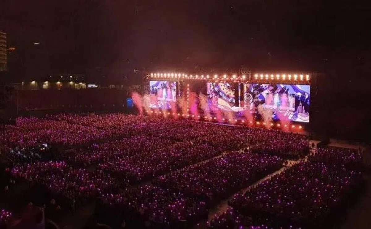 演唱会吸引3万歌迷捧场。（互联网）