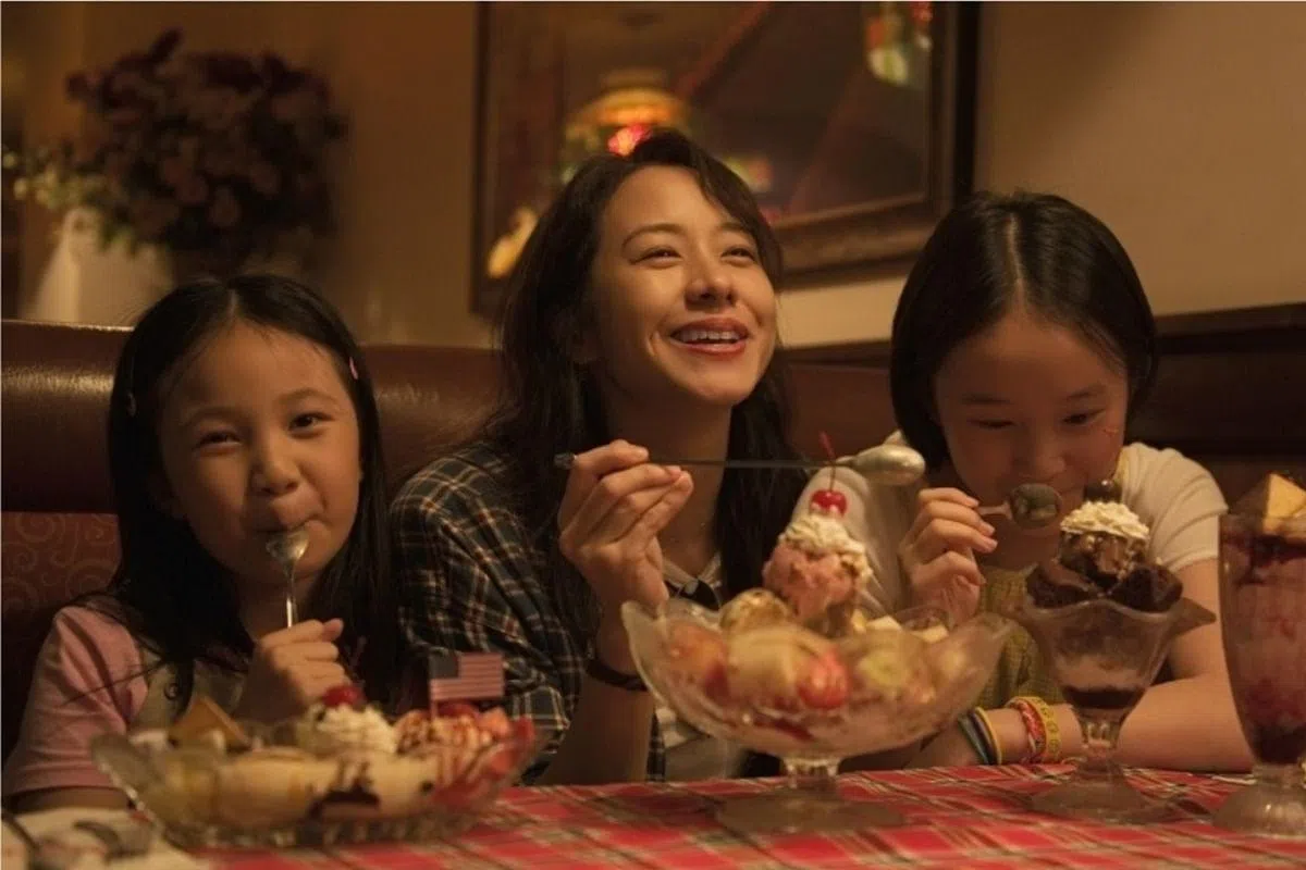 林嘉欣（中）和演她女儿的方郁婷（右）一起入围本届金马最佳女主角，左为饰演另一个女儿的林品彤。（互联网） 