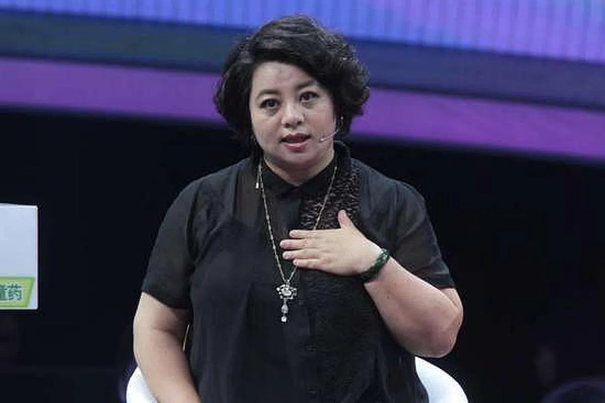 原名张辛的六六出生于中国安徽，曾出版《王贵与安娜》《双面胶》和《蜗居》等多部小说。（互联网）